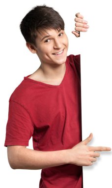 Beyaz arka plan üzerinde izole boş kartı ile genç adam 