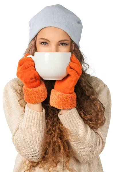 妇女在帽子和温暖的手套拿着大杯子隔绝在白色背景 — 图库照片