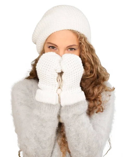 Wanita muda dalam pakaian musim dingin — Stok Foto