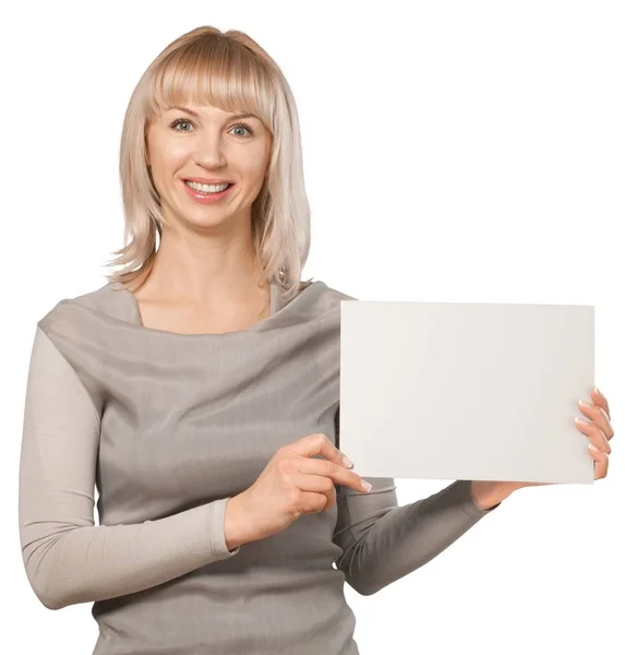 Mulher Segurando Cartão Branco Sorrindo — Fotografia de Stock