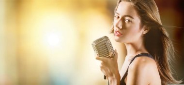 Şarkı söyleyen genç kadın