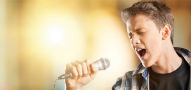 rock şarkıcı adam arka plan bulanık mikrofon içine şarkı