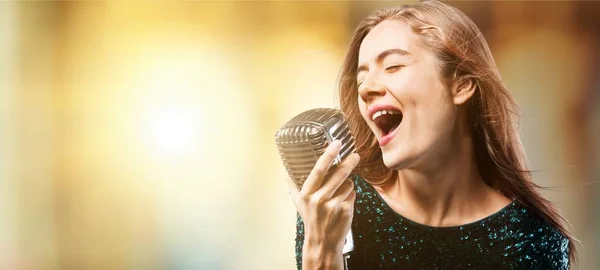 Jovem mulher cantando — Fotografia de Stock