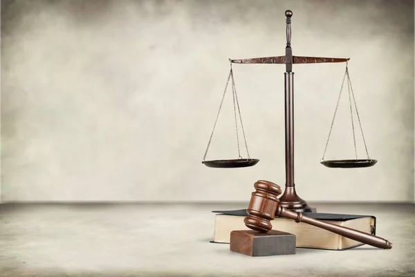 Justitie schalen en houten hamer — Stockfoto