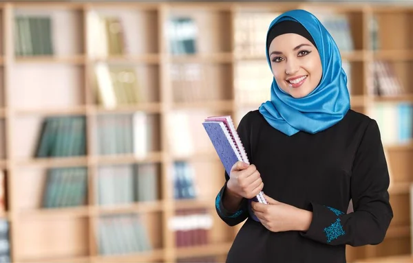 Junge Muslimin mit Notizbüchern — Stockfoto