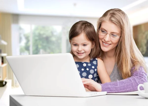 Mãe e filha usando laptop — Fotografia de Stock