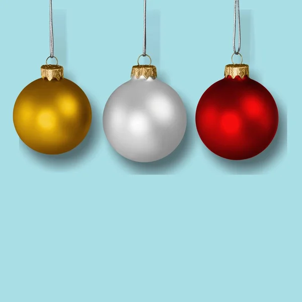 Rode glanzende decoratieve kerstballen — Stockfoto