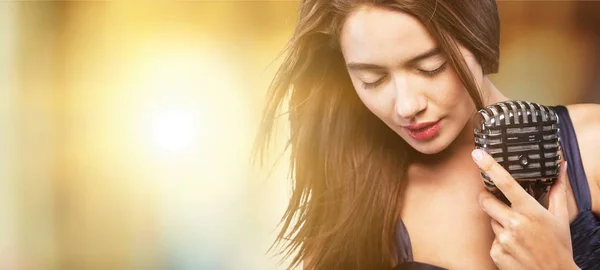 Mujer joven cantando —  Fotos de Stock