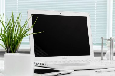 Boş ekranlı dizüstü bilgisayar