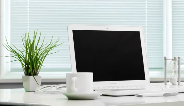 Λευκό Laptop Φλιτζάνι Καφέ Για Φόντο Του Τραπεζιού — Φωτογραφία Αρχείου