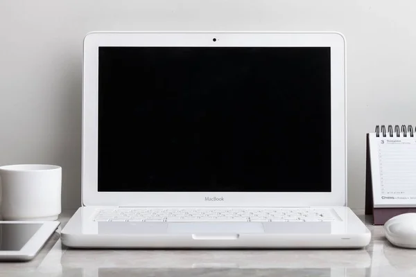 Φορητός υπολογιστής με κενή οθόνη — Φωτογραφία Αρχείου