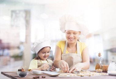 kız ve annesi birlikte pişirme 