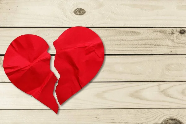バレンタインデーのための木製の背景に赤い失恋のクローズ アップ — ストック写真