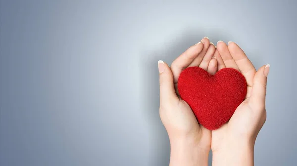 Γκρο Πλαν Κόκκινο Καρδιά Στα Γυναικεία Χέρια Αγάπη Έννοια — Φωτογραφία Αρχείου