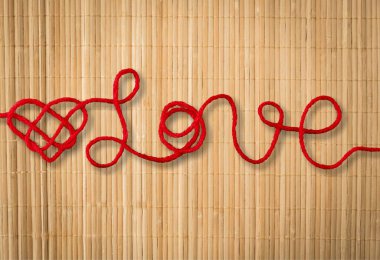 metin seviyorum ip kahverengi zemin üzerinde kırmızı kalp ile