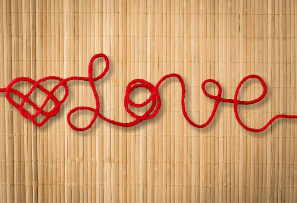 Text Láska Červeným Srdcem Lana Hnědé Pozadí — Stock fotografie