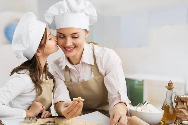 Meisje en haar moeder samen bakken — Stockfoto