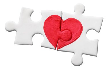 Beyaz arka plan üzerinde izole boyalı kırmızı kalpli puzzle parçaları
