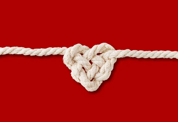 Corde Avec Coeur Isolé Sur Fond Rouge — Photo