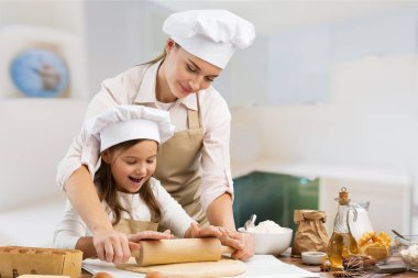 kız ve annesi birlikte pişirme 