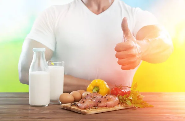 Joven Con Carne Fresca Sobre Fondo Mesa Madera — Foto de Stock