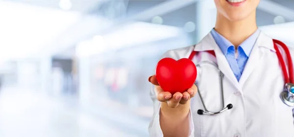 Крупним Планом Червоне Серце Руці Лікаря Жінки — стокове фото