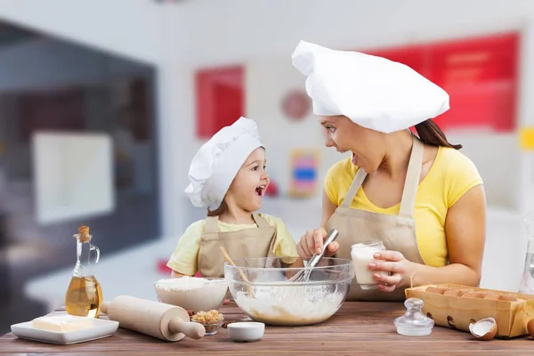 Meisje en haar moeder samen bakken — Stockfoto