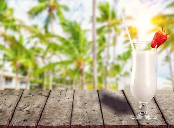 Glas Strawberry Milkshake Isolerad Bakgrunden — Stockfoto