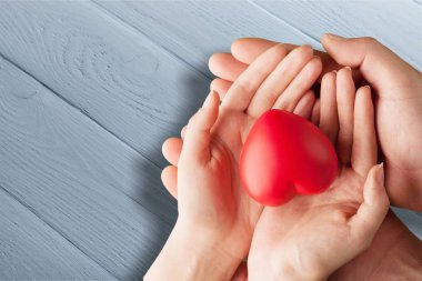 Ellerini, yakın çekim kırmızı kalp sevmek kavramı