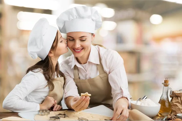 Menina e sua mãe cozinhando juntos — Fotografia de Stock