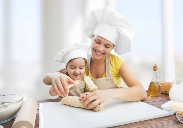 Meisje en haar moeder samen bakken — Stockfoto