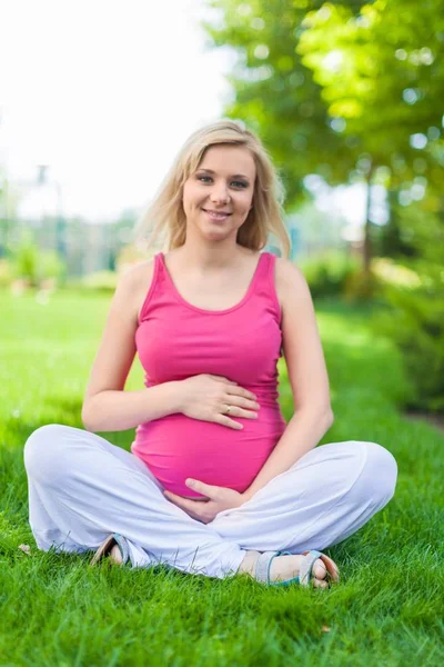 Söt gravid kvinna — Stockfoto