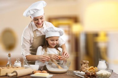 kız ve annesi birlikte pişirme 