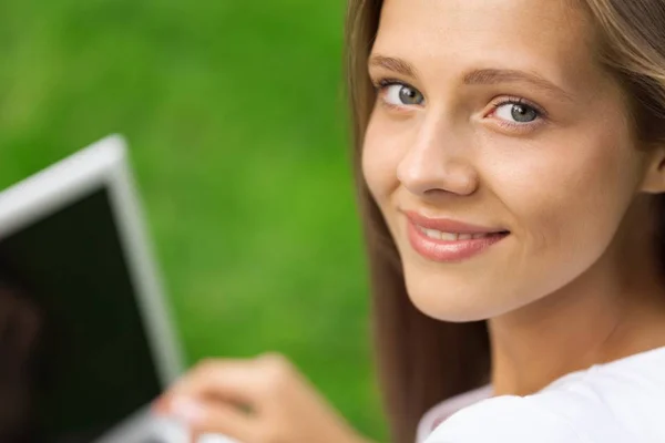 Portrait Pretty Young Woman White Shirt Using Laptop — Stock Photo, Image
