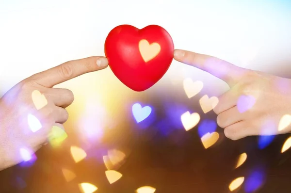 Ellerini Yakın Çekim Kırmızı Kalp Sevmek Kavramı — Stok fotoğraf