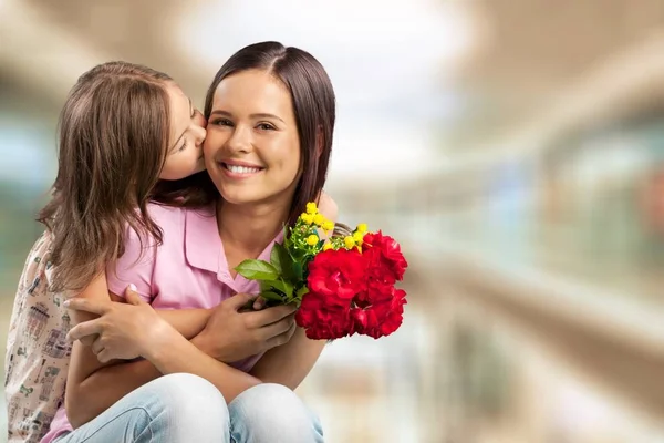 Matka i córka z kwiatami — Zdjęcie stockowe