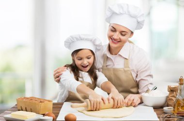 kız ve annesi birlikte pişirme 