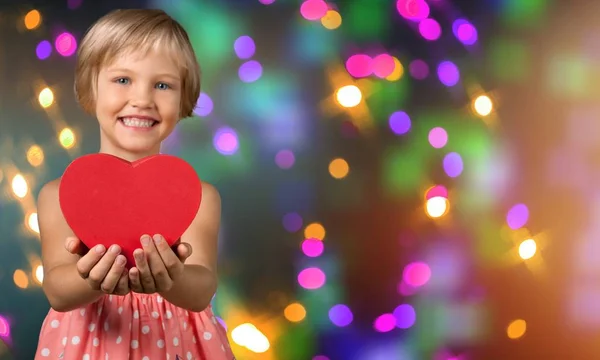 Büyük Kırmızı Kalp Elinde Tutan Sevimli Küçük Kız — Stok fotoğraf