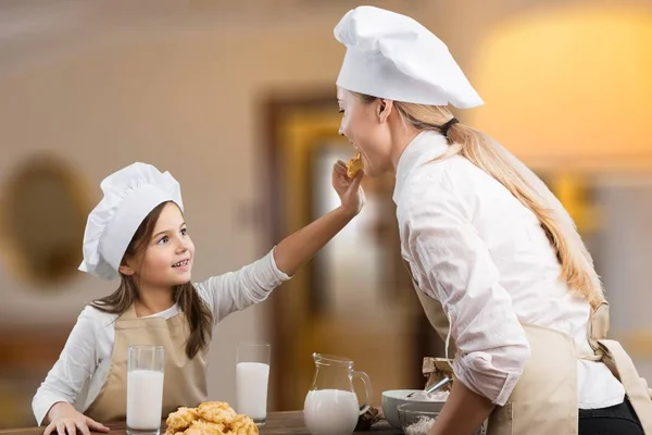 Portrait Adorable Little Girl Her Mother Cookies — Stock Photo, Image