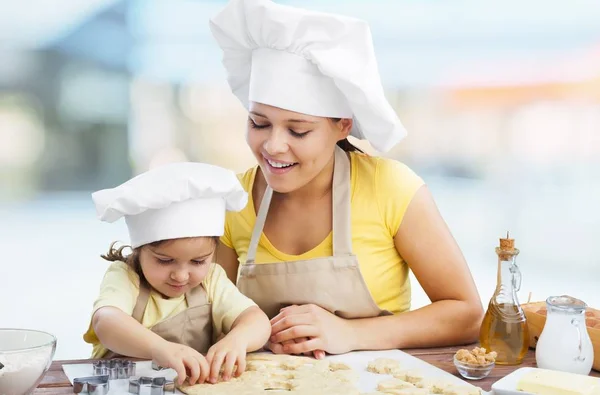 Meisje en haar moeder samen bakken — Stockfoto