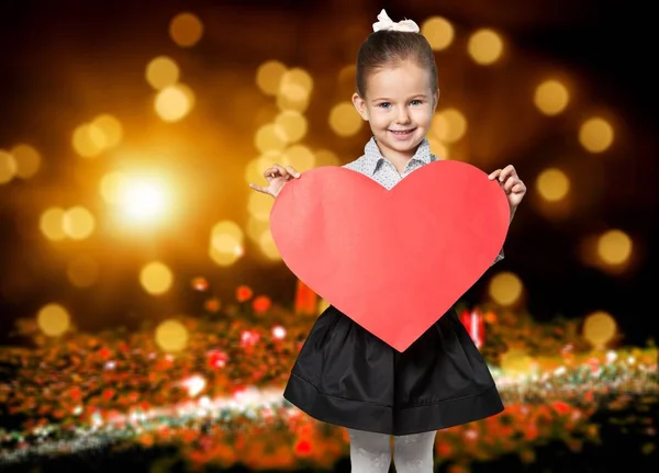 Cute Dziewczynka Trzymając Rękach Czerwone Serce — Zdjęcie stockowe