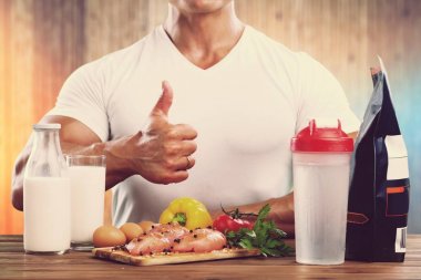 ahşap masa arka plan taze etli genç adam