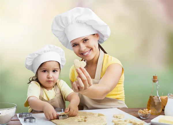 Meisje en haar moeder samen bakken — Stockfoto