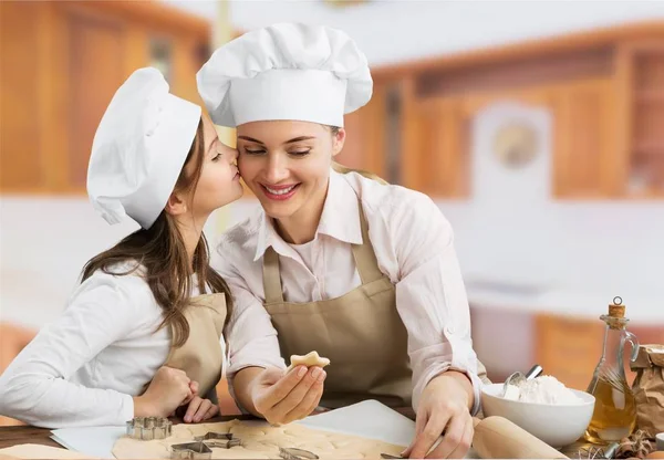 Meisje en haar moeder samen bakken — Stockfoto