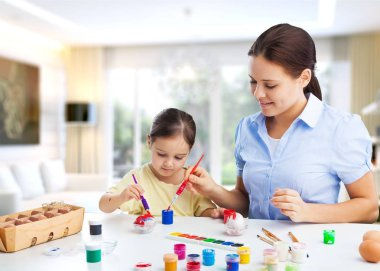 Mutlu Paskalyalar! Bir anne ve kızı Paskalya yumurta boyama. Mutlu aile Paskalya için hazırlanıyor. 