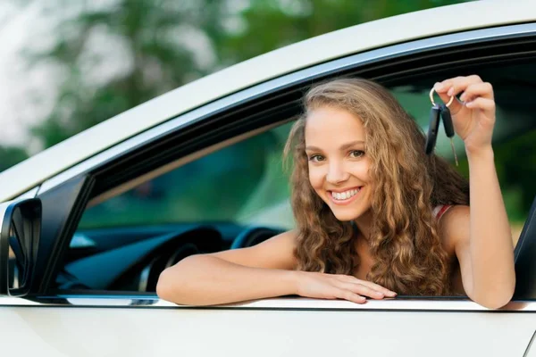 Genç sevimli kadın arabada — Stok fotoğraf