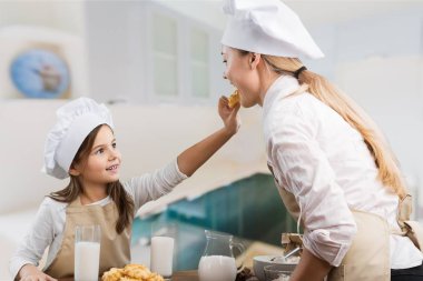 kız ve annesi birlikte pişirme 