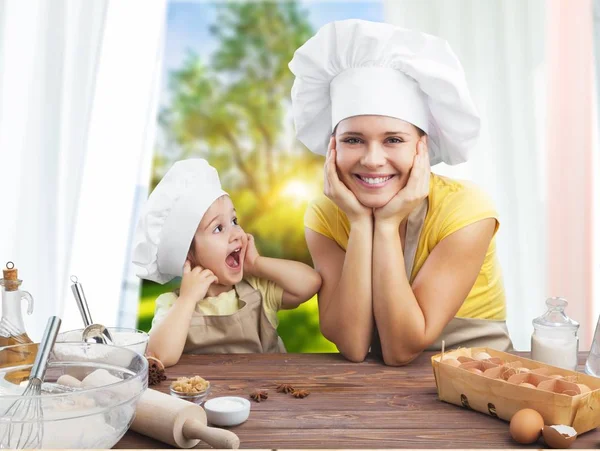 Meisje en haar moeder samen bakken — Stockfoto