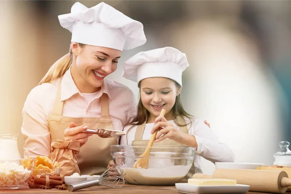 Chica y su madre horneando juntos —  Fotos de Stock