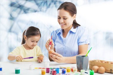 Mutlu Paskalyalar! Bir anne ve kızı Paskalya yumurta boyama. Mutlu aile Paskalya için hazırlanıyor. 
